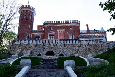 Parktaki eski bir şato. Sarayın arka bahçesi. Harika bir mimari anıt, güzel, eski bir bina, İngiliz tarzında..