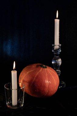  Portakal kabağı Cadılar Bayramı 'nın bir özelliğidir. Sarımsak, mum ve pelin otu. Kötü ruhlardan, vampirlerden, zombilerden ve hortlaklardan korunmak için.. 