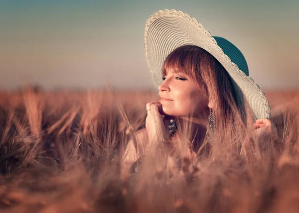 Una Bellezza Campo Grano Una Bella Donna Con Capelli Lunghi — Foto Stock