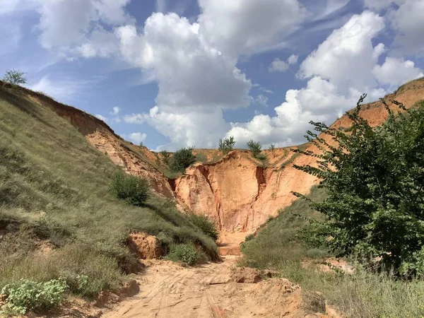 Kum ocağı ve bulutlar. Güneşli
