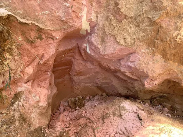 Turuncu kum ocağı. Kürek izleri.