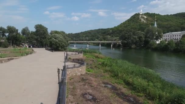 Swjatogorsk, Ukraine. Von einer Drohne über den Fluss Seversky Donez über die Brücke. — Stockvideo