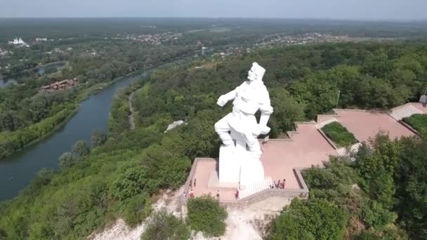 Svyatogorsk Ukraine. Vue d'un drone au monument Artyom. Circulaire de survol. — Video