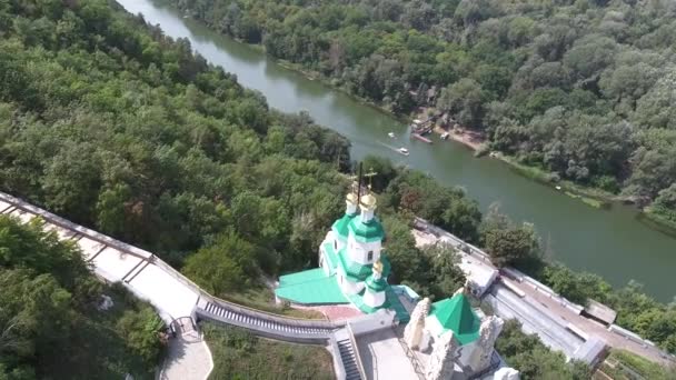 Ukrajina. Kruhový pohled na Svyatogorský klášterní křídový kostel na řece — Stock video