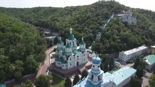 Ukraine. Vue circulaire du temple central du monastère de Svyatogorsk — Video