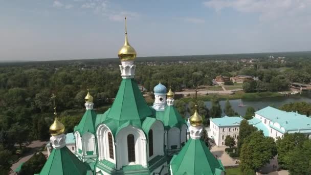Ukrajina. Rozpětí nad kopulemi kláštera Svyatogorsk centrální chrám — Stock video