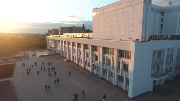 Mariupol, Ukraine - 25 septembre 2021 : Vue aérienne. Maison ukrainienne Palais de la Culture sur Metallurgov perspective 150 sur le coucher du soleil — Video