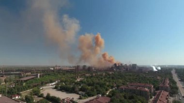 Mariupol, Ukrayna - 17 Eylül 2021: Levchenko Caddesi 'ndeki Ilyich demir ve çelik fabrikalarının patlama fırınından portakal dumanı çıkıyor. 1