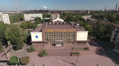 Mariupol, Ukrayna - 17 Eylül 2021: Nikopolsky 'deki Iskra Kültür Sarayı şehrin arka planına karşı 145 B beklentisi ve ilyich demir ve çelik fabrikaları ve Azovmash
