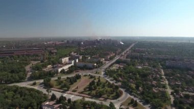 Mariupol, Ukrayna - 17 Eylül 2021: Levchenko Caddesi 'ndeki İlyich demir ve çelik fabrikasının patlama fırınından duman çıkıyor. 1