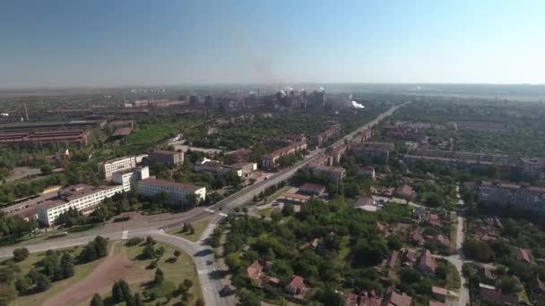 Mariupol, Ucrânia - 17 de setembro de 2021: Vista aérea. a fumaça sai do alto-forno da fábrica de ferro e aço ilyich em Levchenko str. 1 — Vídeo de Stock