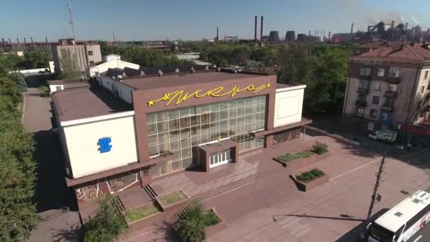 ウクライナのマリウポリ- 2021年9月17日:航空写真。ニコロフスキーの文化のイスクラ宮殿は、イリュリアの鉄と鋼の作品とAzovmashを背景に145 Bを見込む — ストック動画