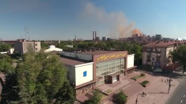 Mariupol, Ukrayna - 17 Eylül 2021: Nikopolsky 'deki Iskra Kültür Sarayı şehrin arka planına karşı 145 B beklentisi ve ilyich demir ve çelik işleri