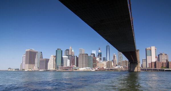 The picture shows the skyline of Manhattan