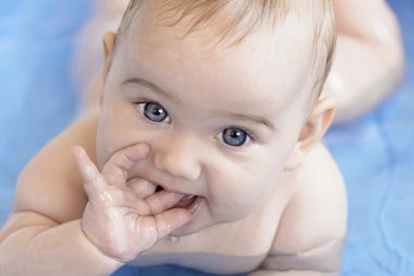 Sevimli mutlu bebek.