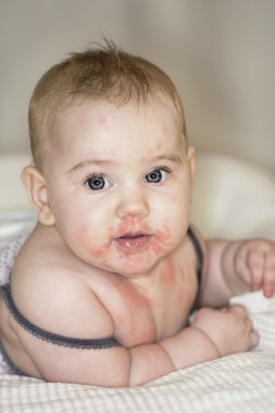 Sevimli mutlu bebek.