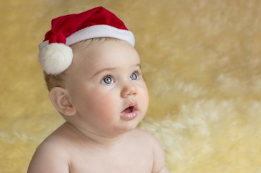 Sevimli kırmızı başlıklı Bebek