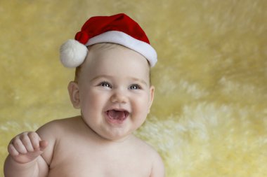 Kırmızı başlık mutlu bebek