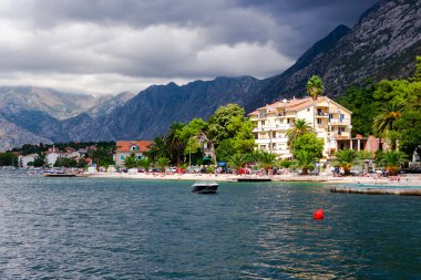 Küçük Kotor Koyu'ndaki plajda