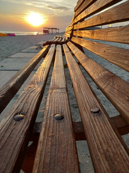 晚上在海滩上的木制长椅 — 图库照片