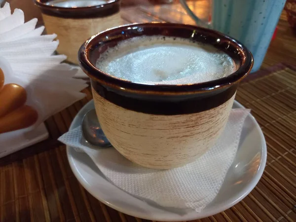 Latte Einem Tonbecher Einem Alten Café — Stockfoto