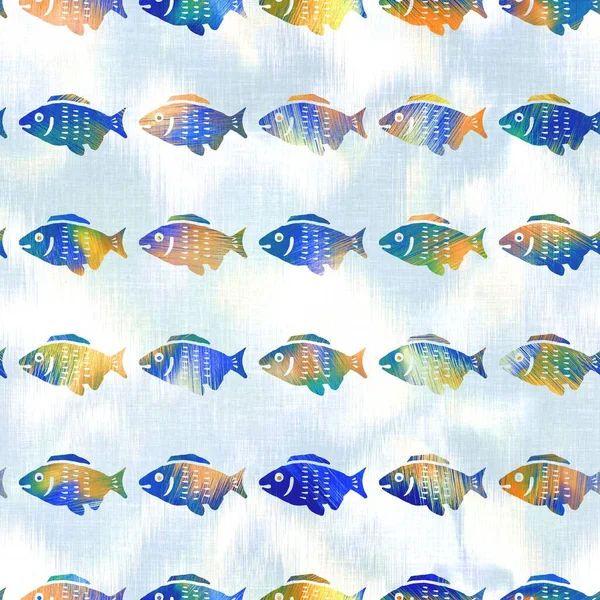 Batik peixe gravata tintura fundo de lavagem. Mottled peixes de natação subaquáticos para praia swimwear. Verão divertido moda praia moda impressão. Fluido digital efeito aquarela. Padrão sem costura de alta resolução. — Fotografia de Stock