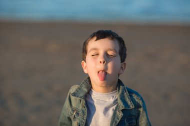 Sevimli küçük bir çocuk portresi dilini gösterir