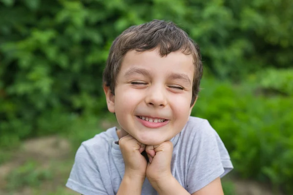 Портрет смішного усміхненого хлопчика з закритими очима — стокове фото