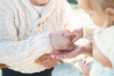 Babası bir uğur böceği bir yandan küçük kızı gösterir