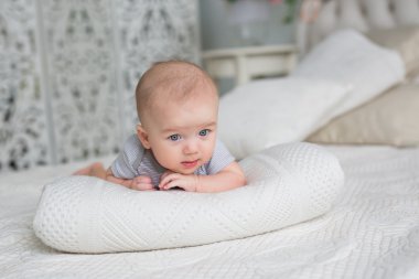 Şirin bebek yatakta evde yatıyor