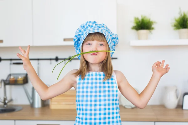Bambina in abiti da cuoco tiene un peperone e mostrare un like — Foto Stock