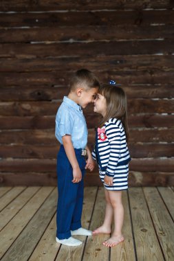 Küçük bir çocuk stand ve dokunmatik burun