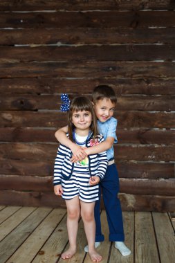 Küçük kız kardeşi sarılma kardeşim