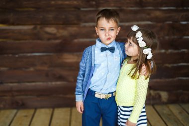 Küçük kardeşim yüz yapıyor ve onun kız kardeşi onunla ilgileniyor