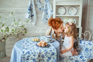 Genç bir anne kızının mutfak At Kisses