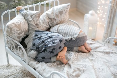 İki küçük çocuklar başlarını bir yastık altında gizlemek