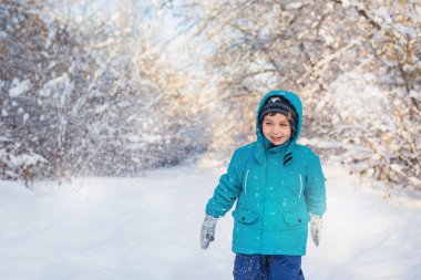 Sevimli küçük bir çocuk kış Park