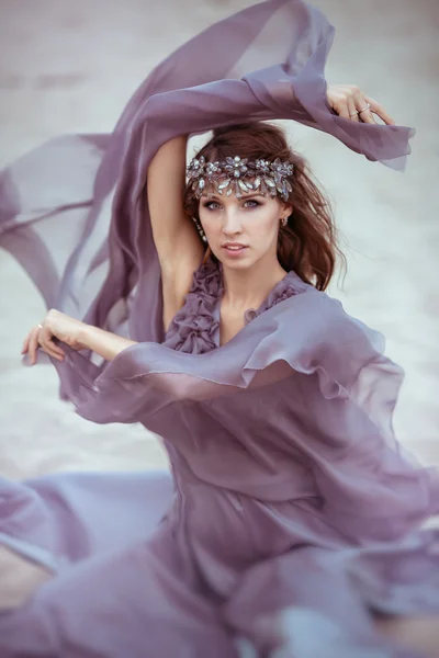 Portrait d'une belle fille dans une robe légère de fée — Photo
