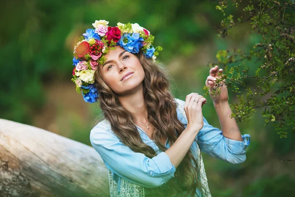 Portrait d'une belle fille avec une fleur sur une tête — Photo