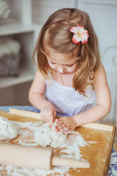 Ritratto di una bambina impasta un impasto — Foto Stock