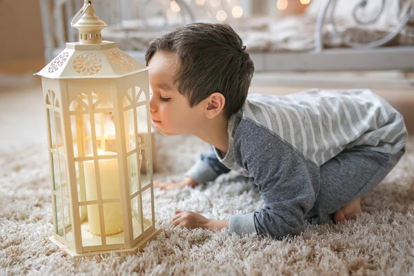 Маленький хлопчик дме свічку — стокове фото