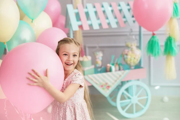 Portréja egy kislány mosolyog, és tart egy nagy léggömb — Stock Fotó