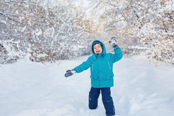 Un bambino carino gioca nel parco invernale — Foto Stock