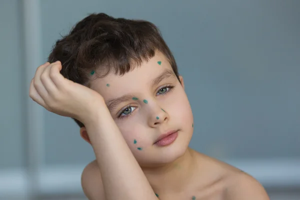 Портрет сумного маленького хлопчика з зеленими крапками — стокове фото