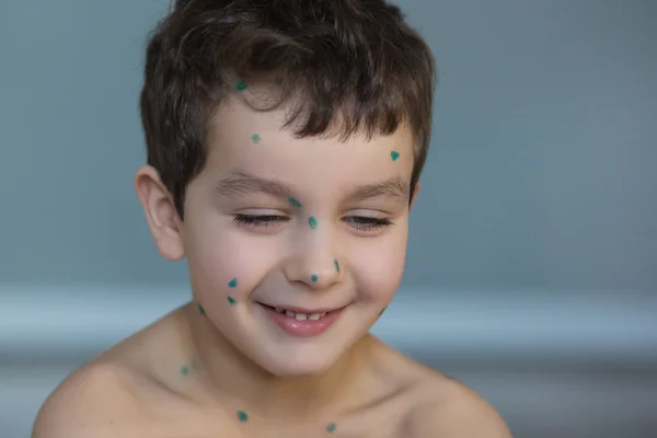 Портрет усміхненого маленького хлопчика з зеленими точками — стокове фото