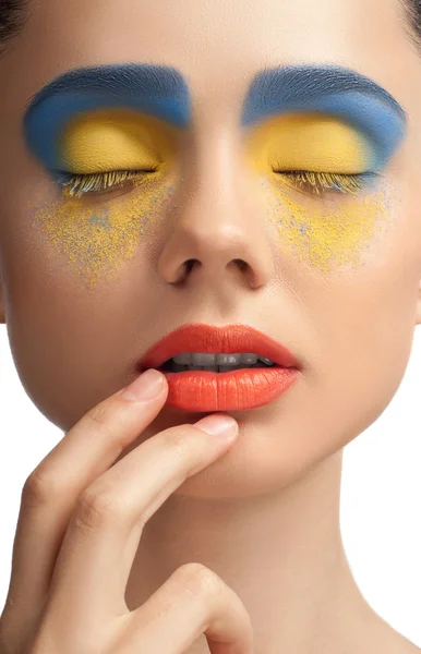 High fashion look, close-up schoonheid portret van mooie jonge vrouw model met lichte make-up met perfecte schone huid met kleurrijke rode lippen en blauw geel eyeshadows, blauw gele kleur. — Stockfoto