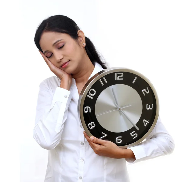 Стресована молода бізнес-леді тримає годинник в руці — стокове фото