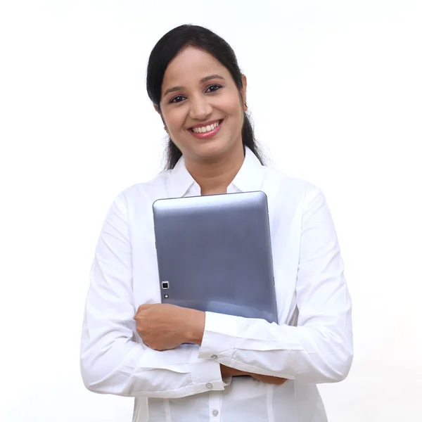 Šťastný mladý obchodní žena držící tabletový počítač — Stock fotografie