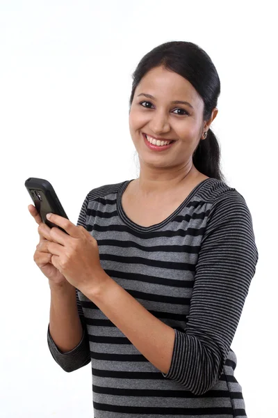 Mujer joven sosteniendo el teléfono móvil —  Fotos de Stock