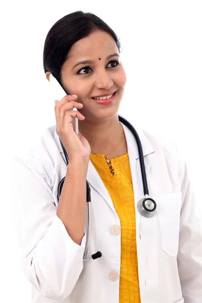 Young female doctor talking on mobile phone — Stock Photo, Image